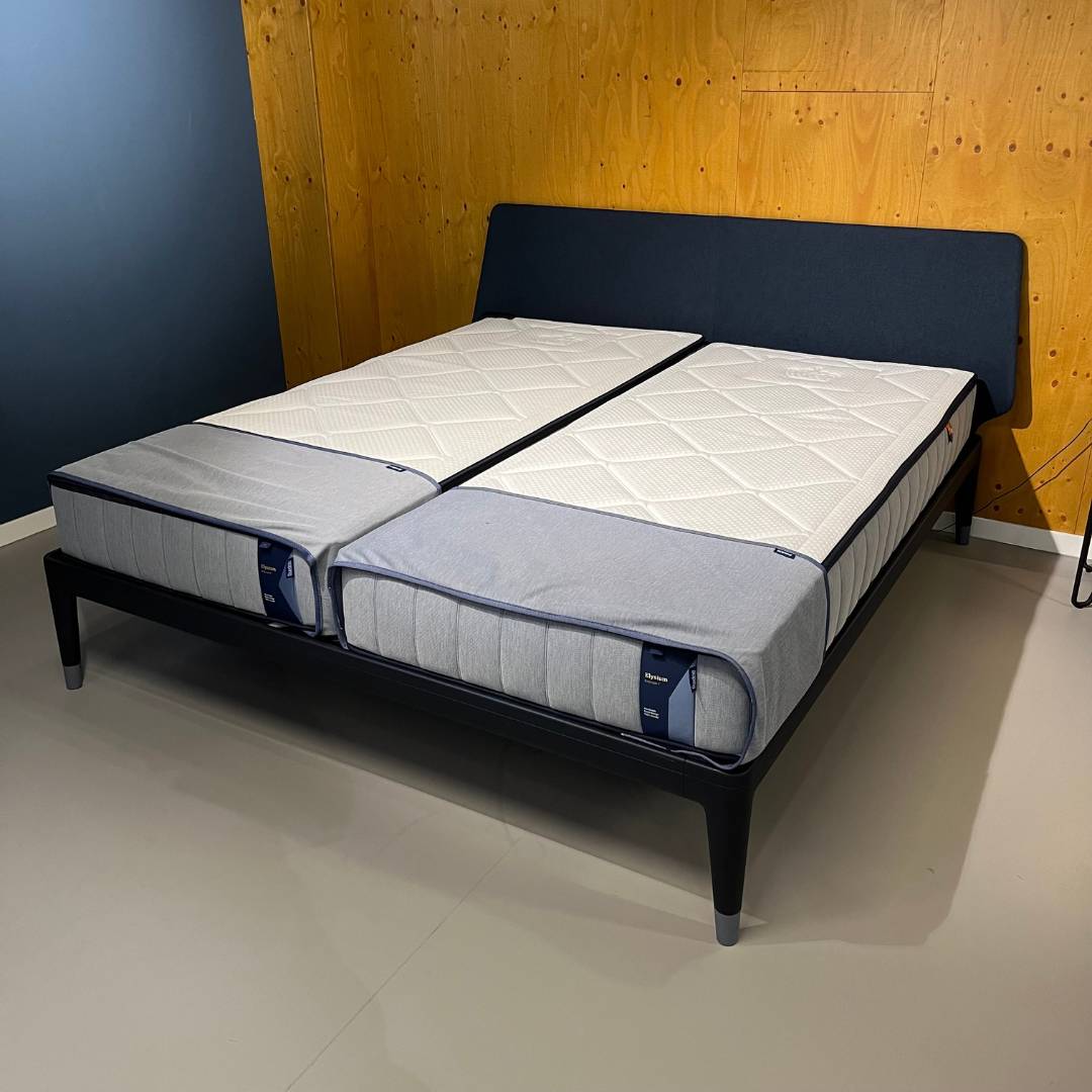 Showmodel Auping Essential met gestoffeerd hoofdbord - 180 x 200 cm