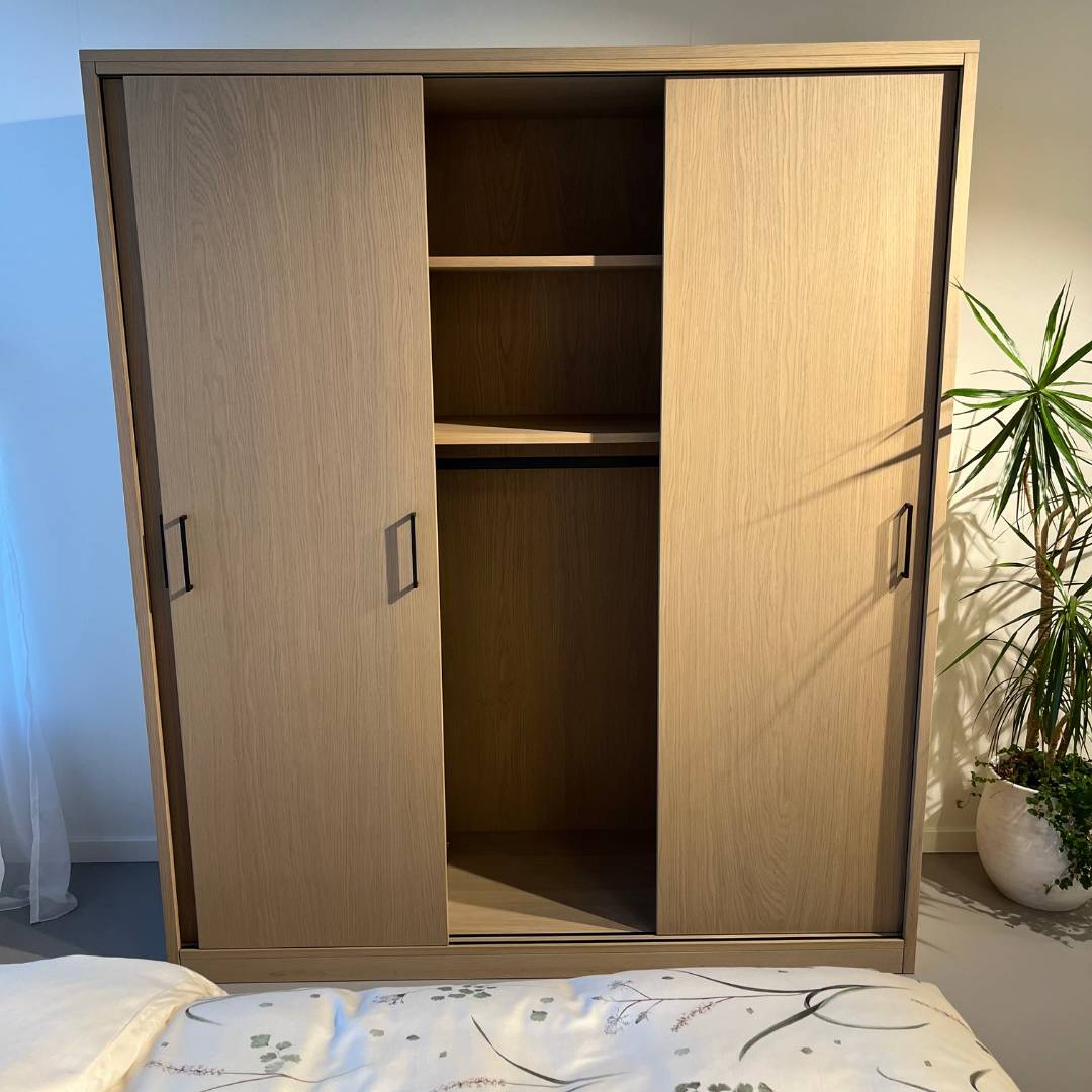 Showmodel Henk van den Broek linnenkast Iris