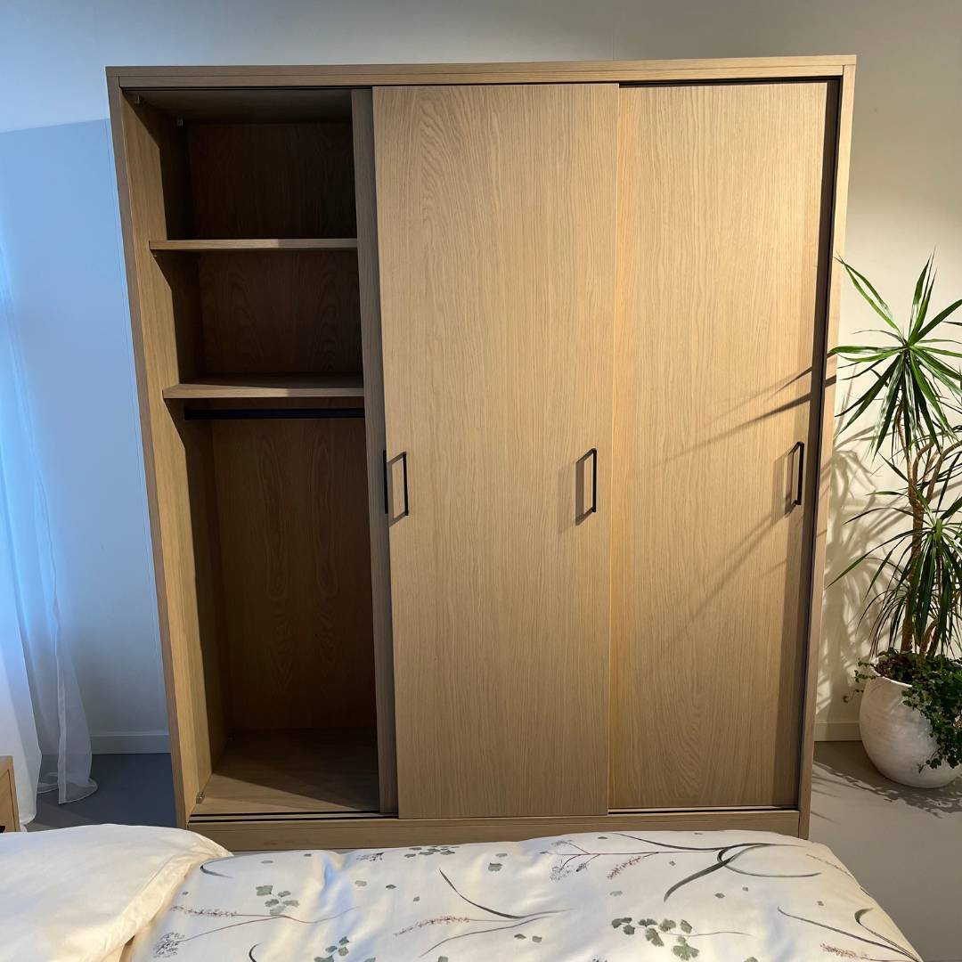 Showmodel Henk van den Broek linnenkast Iris