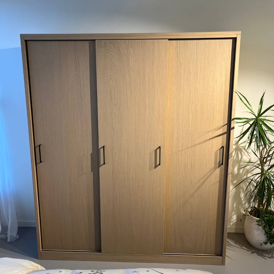 Showmodel Henk van den Broek linnenkast Iris